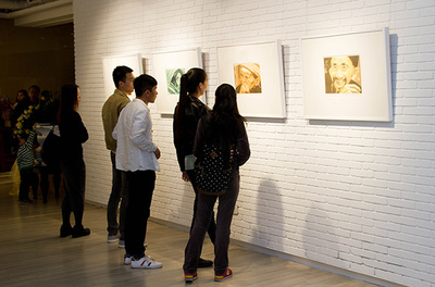 王华祥版画展亮相爱慕美术馆 回溯版画之路，呈现艺术探索