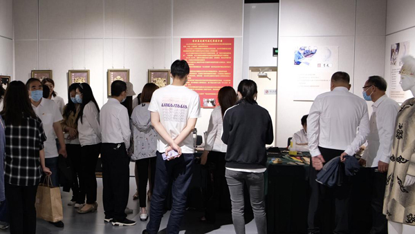 非遗文化绽放香坊 赫哲族鱼皮艺术作品展演绎千年渔猎传奇\n——一场跨界影视策划的灵感盛宴